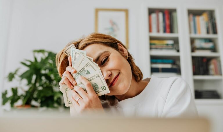 Explore a Wide Range of Ways to Earn Money Online in 2025: From Side Hustles to Full-Time Income Opportunities